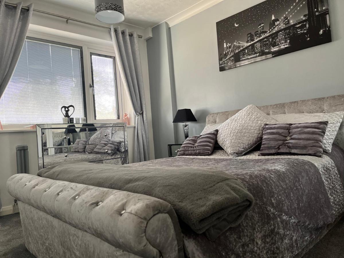 The Brook House - Spacious 3 Bed Home From Home In Burton Экстерьер фото
