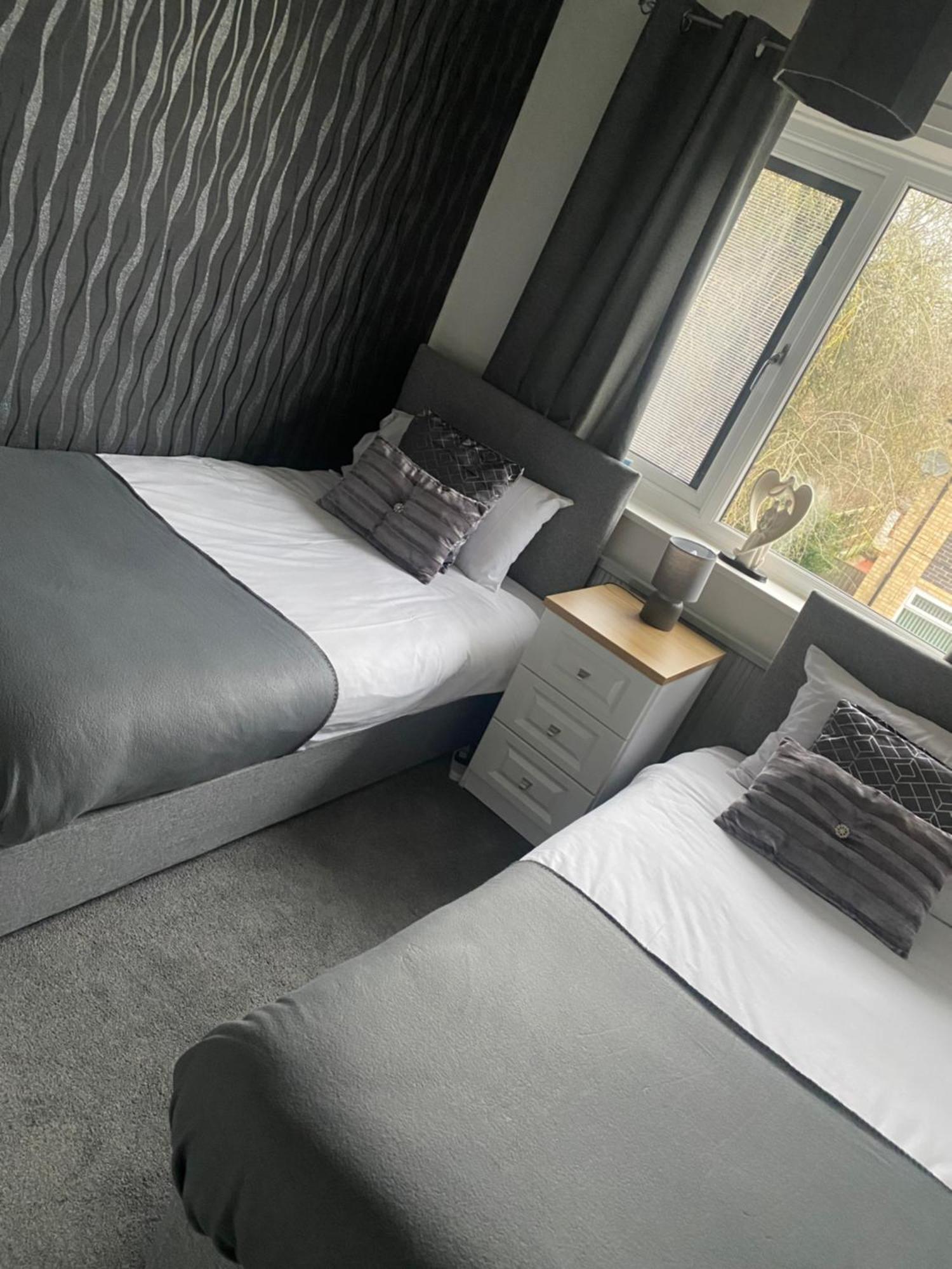 The Brook House - Spacious 3 Bed Home From Home In Burton Экстерьер фото