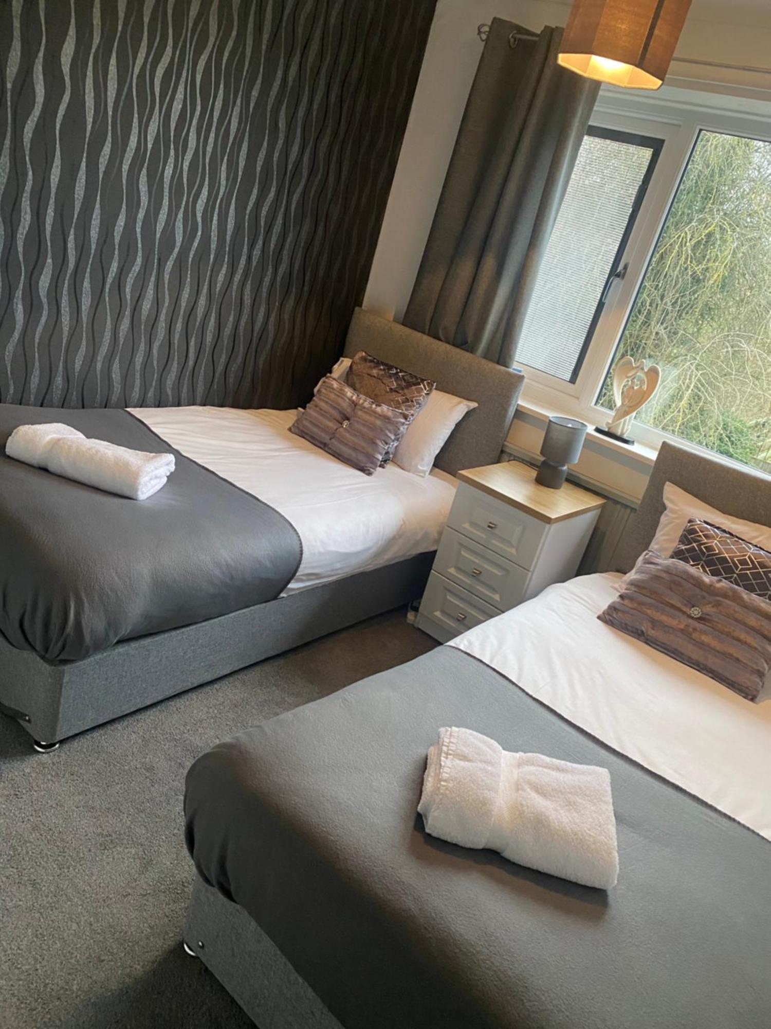 The Brook House - Spacious 3 Bed Home From Home In Burton Экстерьер фото