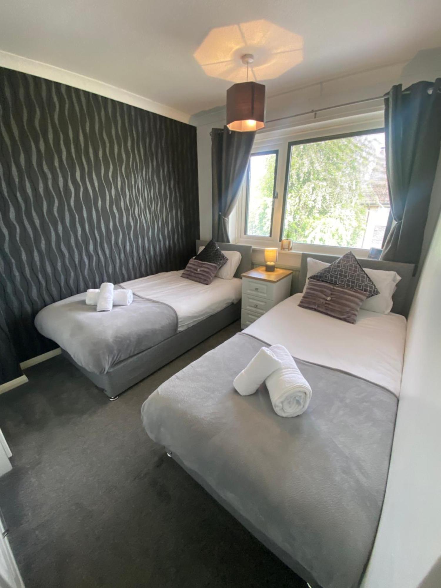 The Brook House - Spacious 3 Bed Home From Home In Burton Экстерьер фото