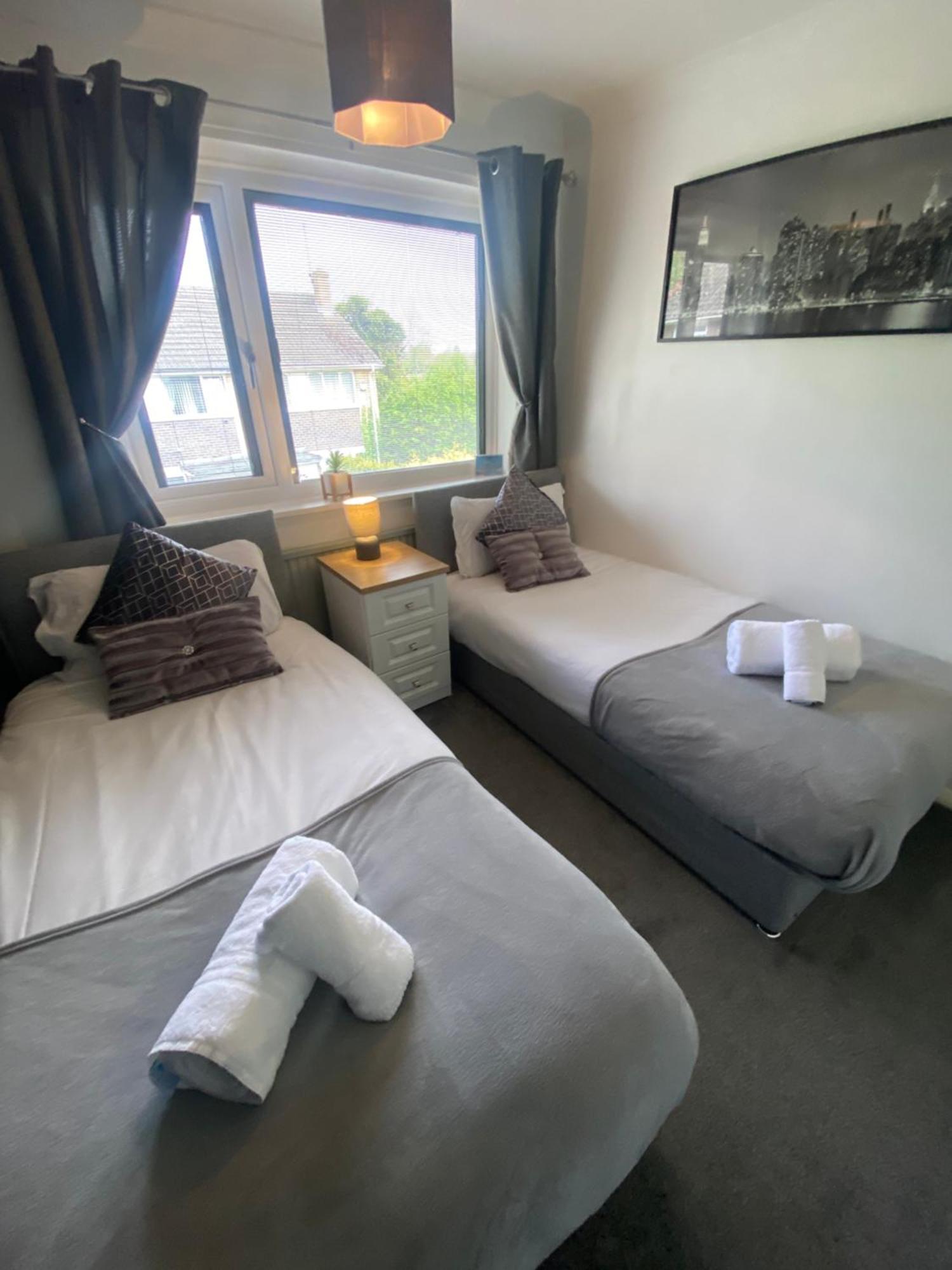 The Brook House - Spacious 3 Bed Home From Home In Burton Экстерьер фото