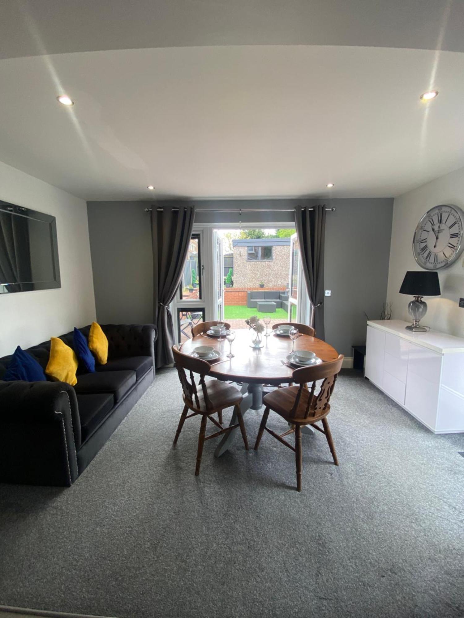 The Brook House - Spacious 3 Bed Home From Home In Burton Экстерьер фото