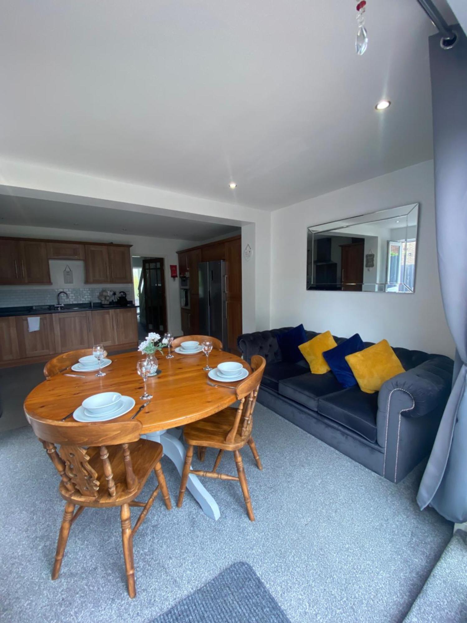 The Brook House - Spacious 3 Bed Home From Home In Burton Экстерьер фото