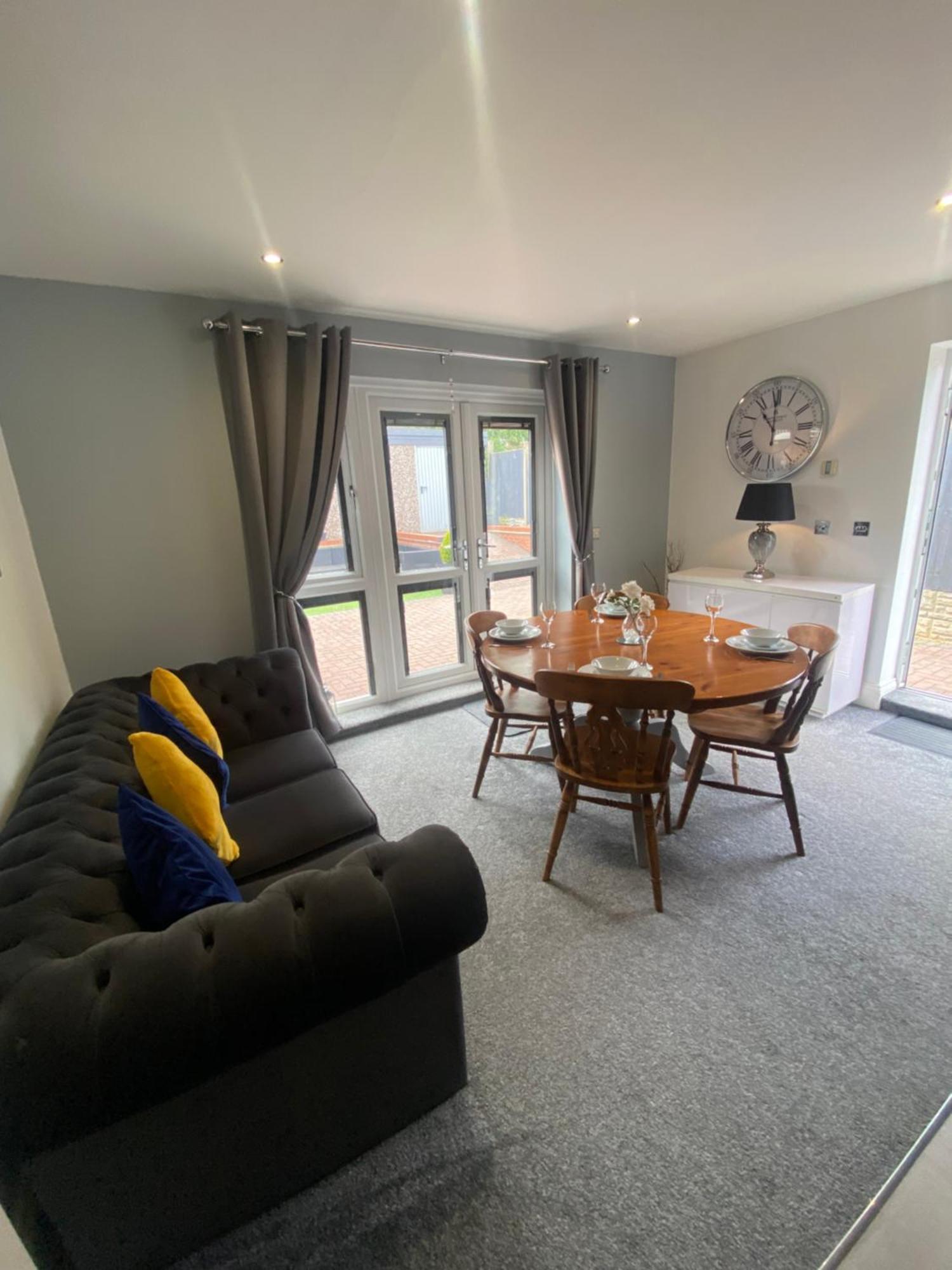 The Brook House - Spacious 3 Bed Home From Home In Burton Экстерьер фото