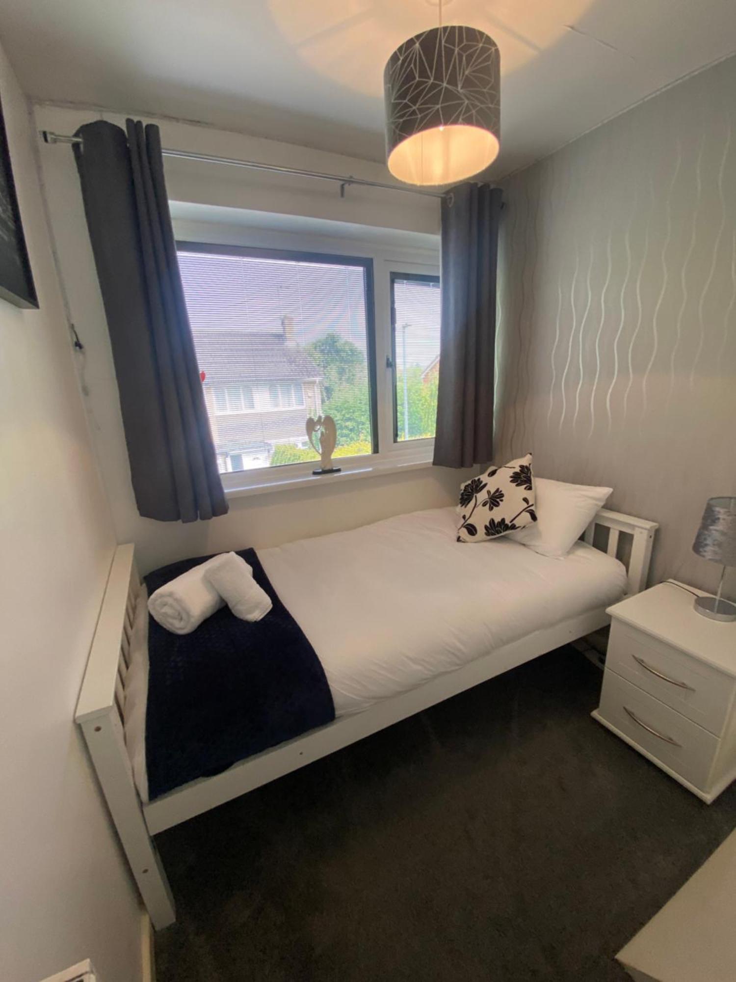 The Brook House - Spacious 3 Bed Home From Home In Burton Экстерьер фото